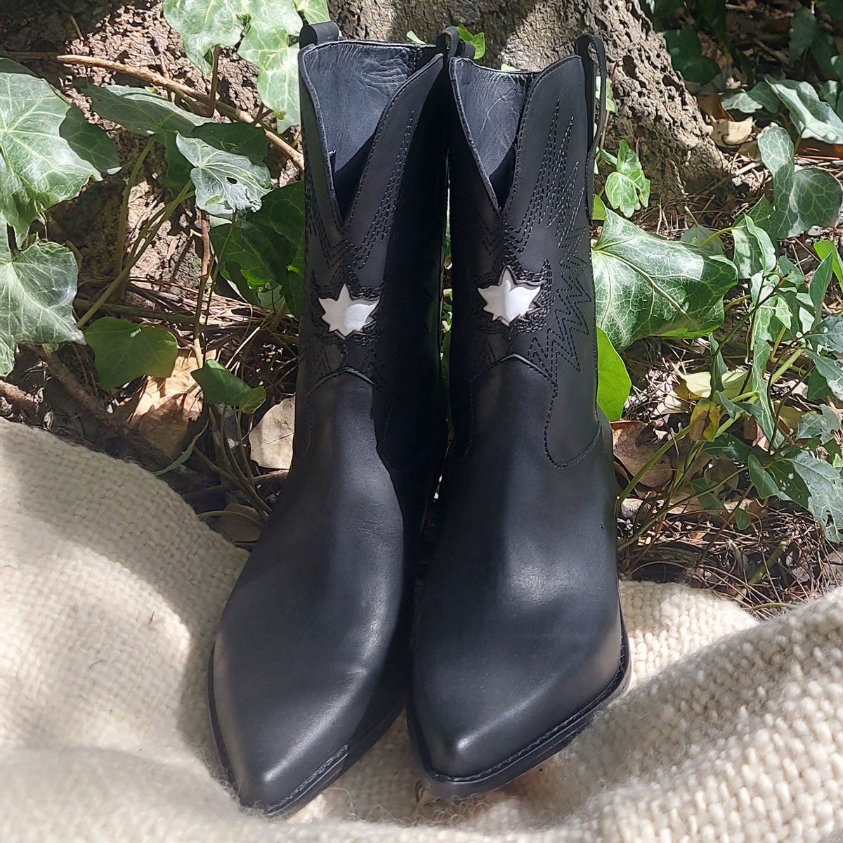 Botas Texanas de Cuero para Mujer con Bordado y Detalles Gastados Quica Catedral