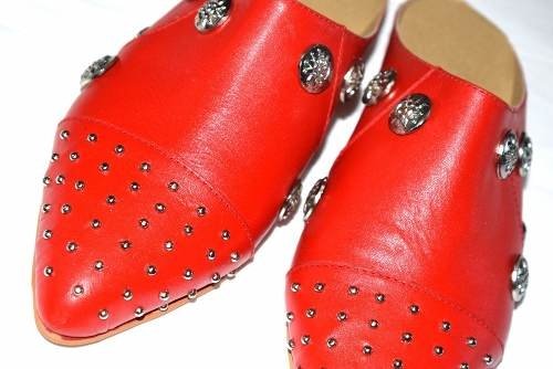 Mules Planos De Cuero Con Tachas Y Botones Quica Yatay