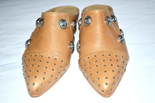 Mules Planos De Cuero Con Tachas Y Botones Quica Yatay