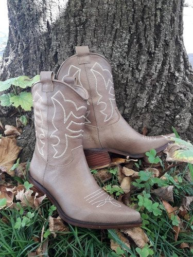 Botas Texanas Mujer Cuero Cemento Bordadas Quica Medanos