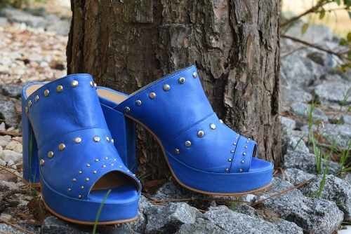 Zueco Sandalia Plataforma Palo Cuero Azul Tachas Quica Minas