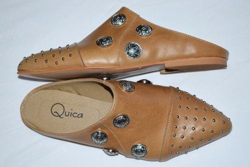 Mules Planos De Cuero Con Tachas Y Botones Quica Yatay