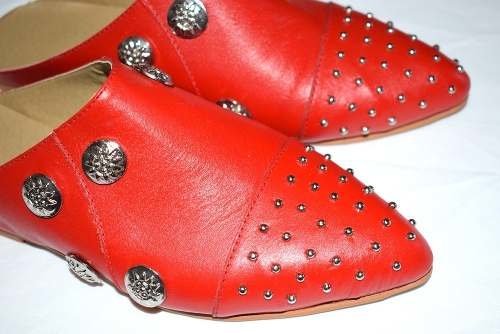 Mules Planos De Cuero Con Tachas Y Botones Quica Yatay