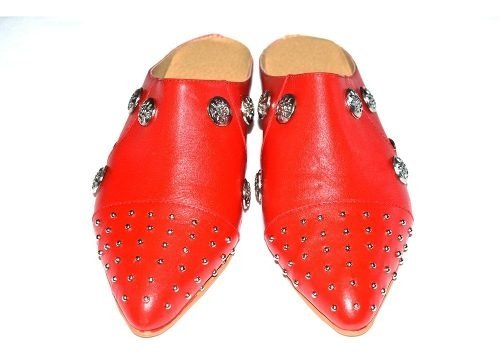 Mules Planos De Cuero Con Tachas Y Botones Quica Yatay