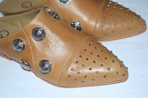 Mules Planos De Cuero Con Tachas Y Botones Quica Yatay