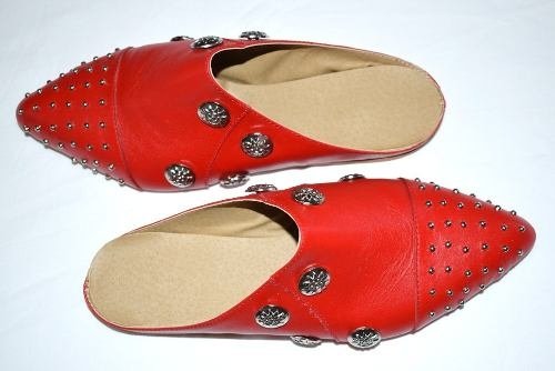 Mules Planos De Cuero Con Tachas Y Botones Quica Yatay